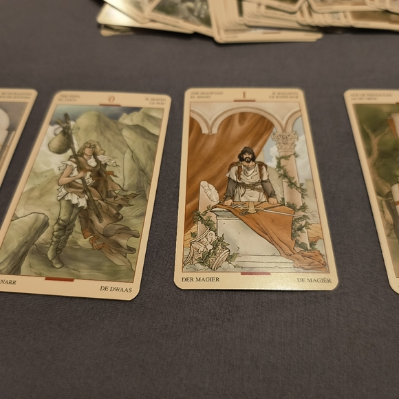 Tarot of the Holy Grail - Rare! out of print! Like new! Complete Tarot Deck - Picture 2 of 3